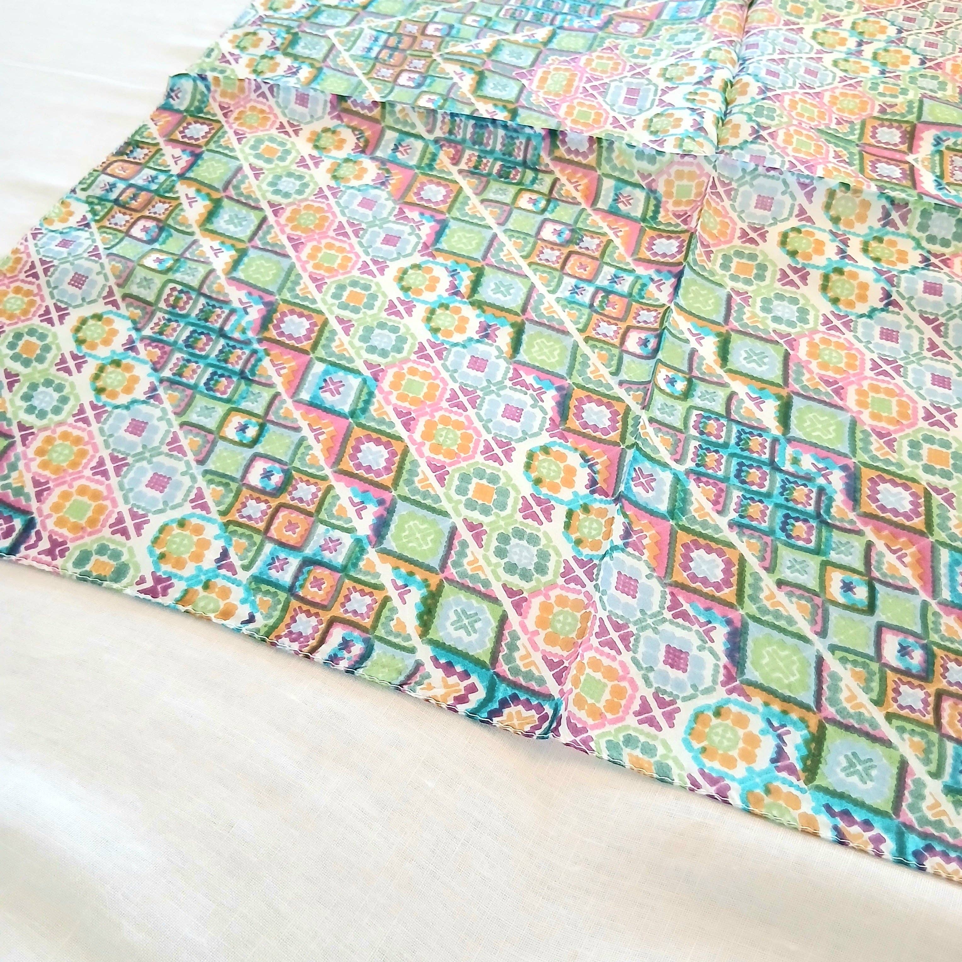 Cinnamon Creations – wholesale Halsduk - Dam – Sjal i ren silke geometrisk konst ZS-1030/L1