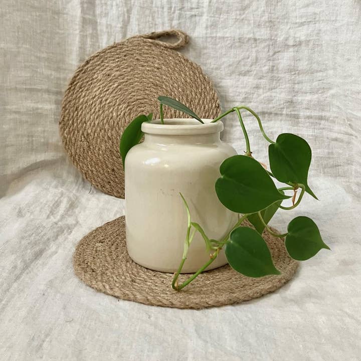 Sous-plat en corde de jute pour la vente par Artwork by Sandra Naufal