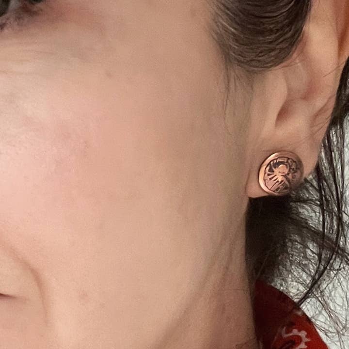 Metal Cloth & Wood - Venta al por mayor Pendientes de botón/aretes de poste - Pendientes de botón con isópodo de cobre y plata de ley