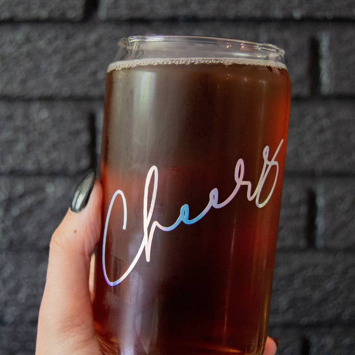 Verre en forme de canette Cheers pour la vente par Butler Design Co.