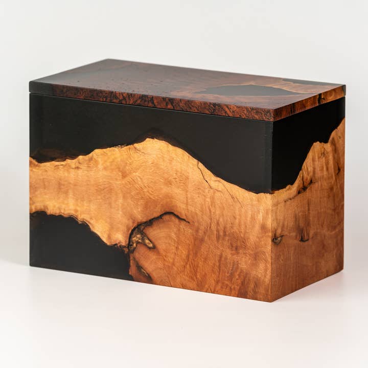 Suar-minde-træurne - Urne 11 af 15 for engroshandel hos The Legacy Urn Company