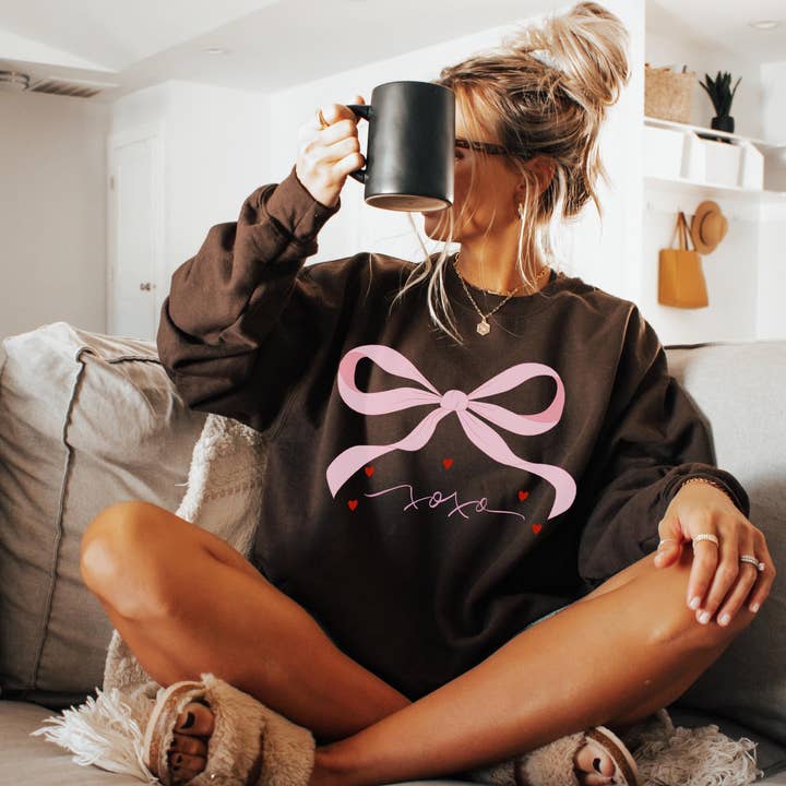 Suéter con Lazo Coqueta, Camiseta con Lazo Rosa Coqueta de San Valentín para venta al por mayor de NVC Ecommerce LLC