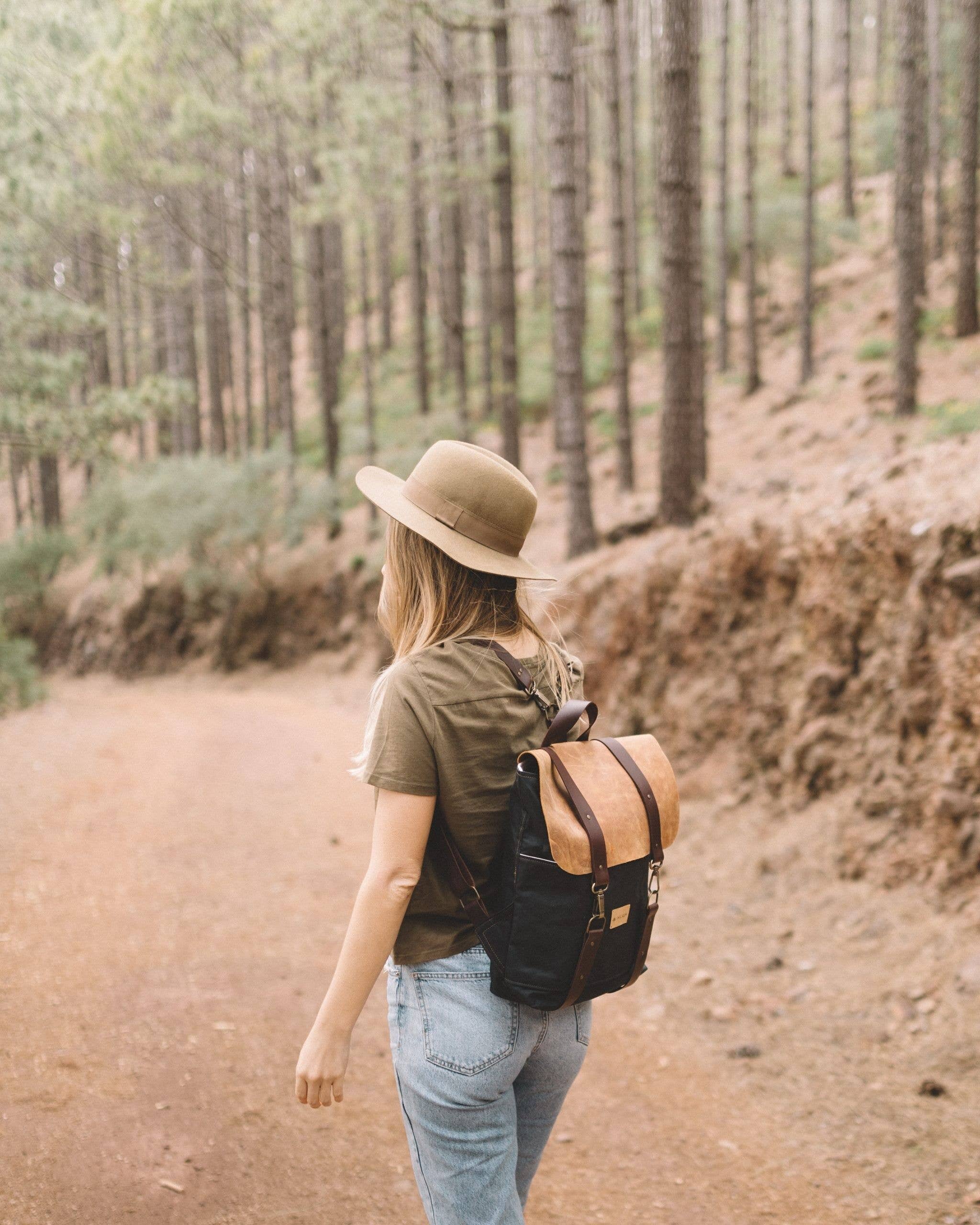 HILVAH - Venta al por mayor Mochila - Mujer - Mochila color negro lona encerada y cuero1