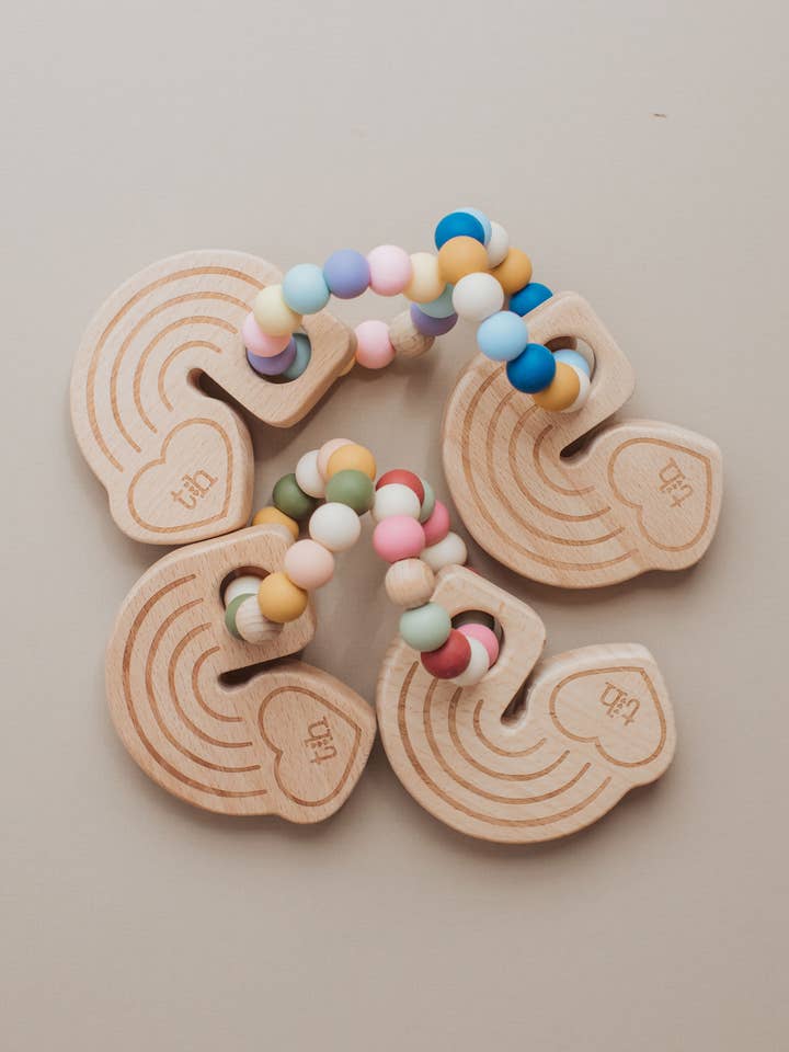 Mordedor arcoíris de madera de haya para venta al por mayor de Three Hearts & Co./EMO & CO.