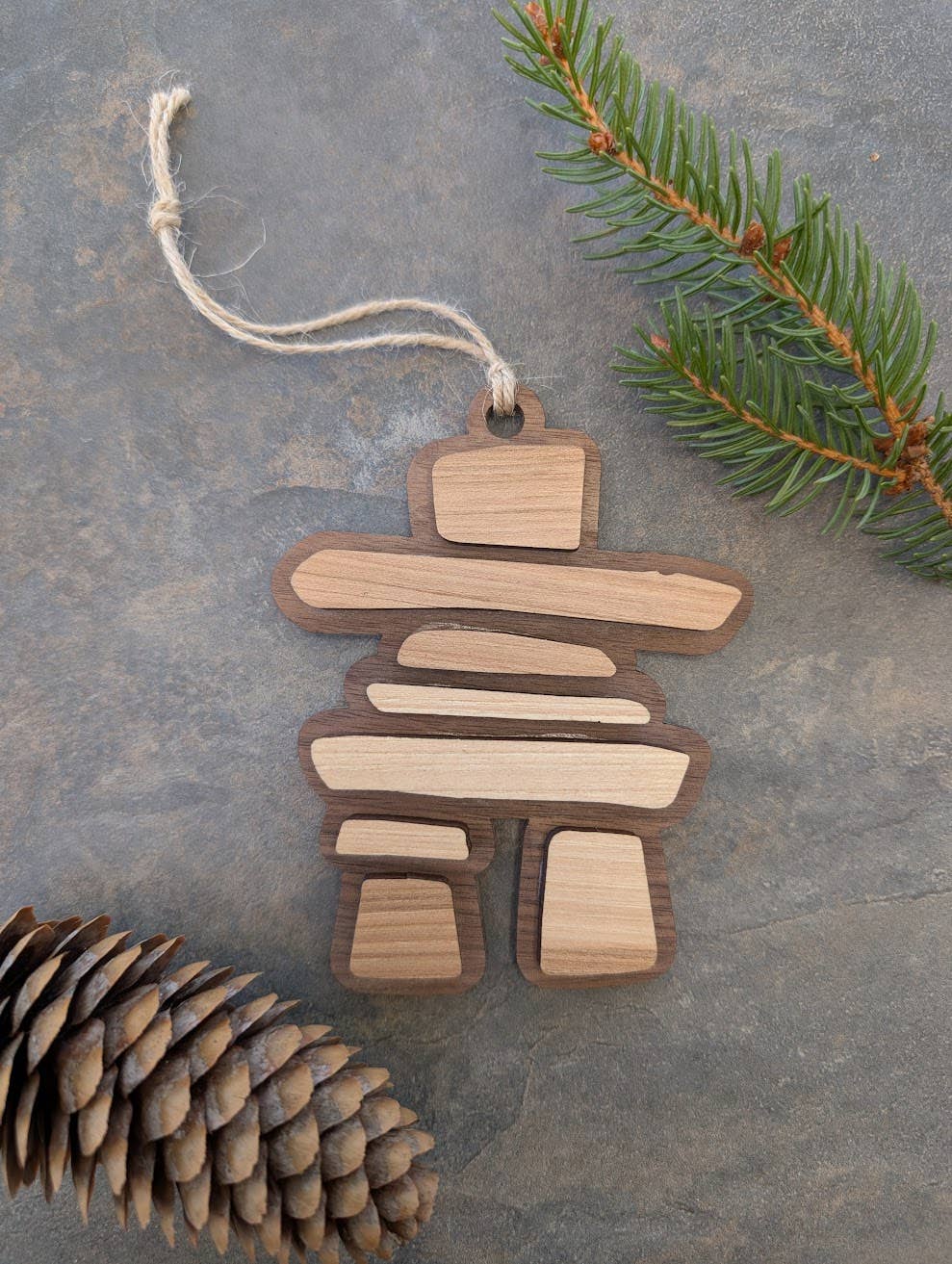 Foxwood Gifts Canada - Wholesale Ornament - Inukshuk Canada Wegwijzer Ornament - Houten Kerst Souvenir2