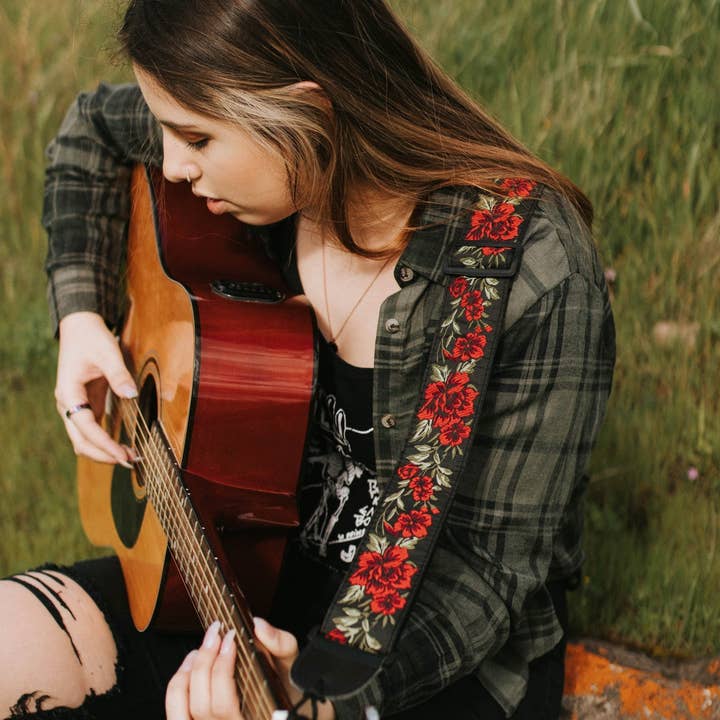 Gradzo - Wholesale Guitar strap – Unisex - Red Roses Woven Guitar Strap4