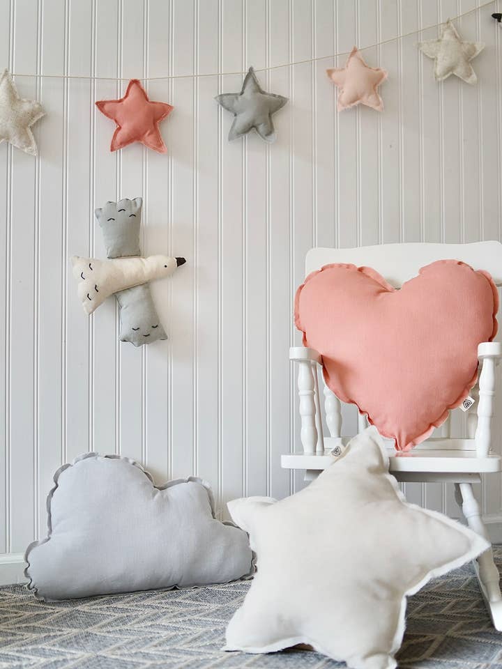 Almohada de Corazón de Lino Reversible Rosa y Blanco Roto para venta al por mayor de Little Blue Swallow