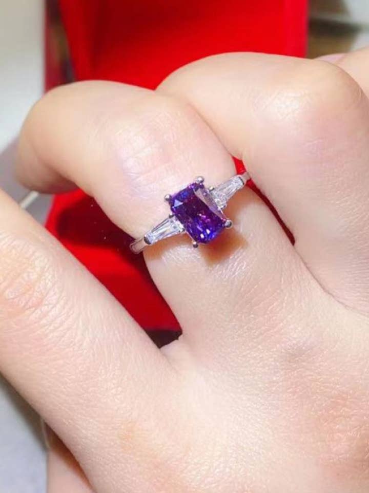 1 karaat paarse smaragdgeslepen Moissanite geplatineerde rechthoekige ring in paars voor wholesale door Sparkala