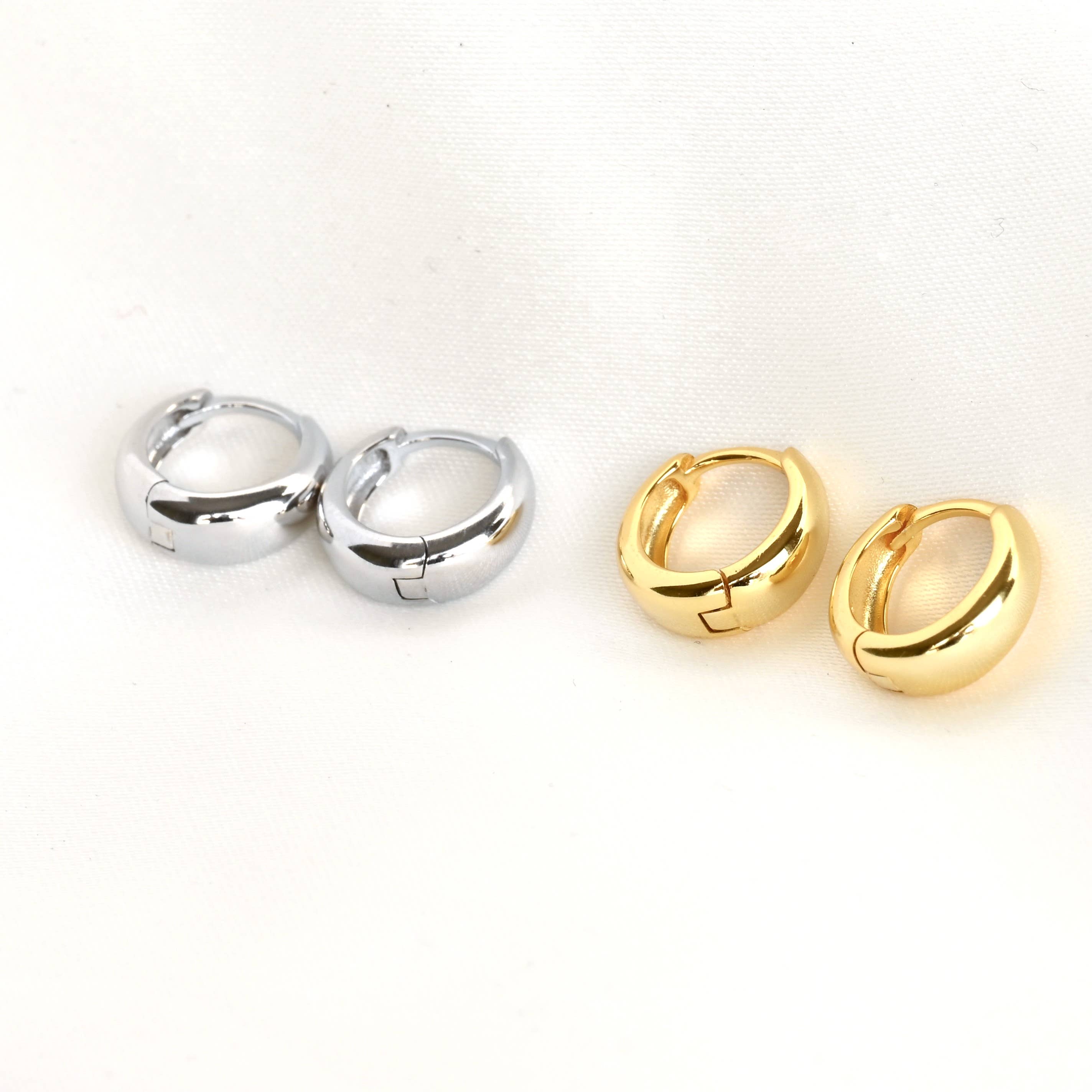 Blueyejewelry - Vendita all'ingrosso Orecchini a cerchietto - Cerchi spessi piccoli - Orecchini huggie in argento sterling e vermeil oro 18k4