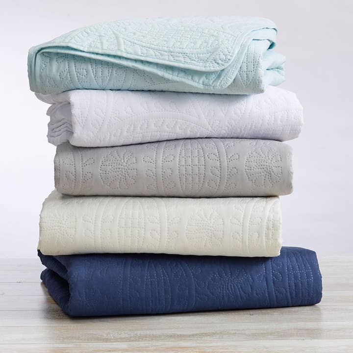 BH Collective - Wholesale Bedding Set - Oversized Quilt & Sham Set - Medallion Stitch - Clara24