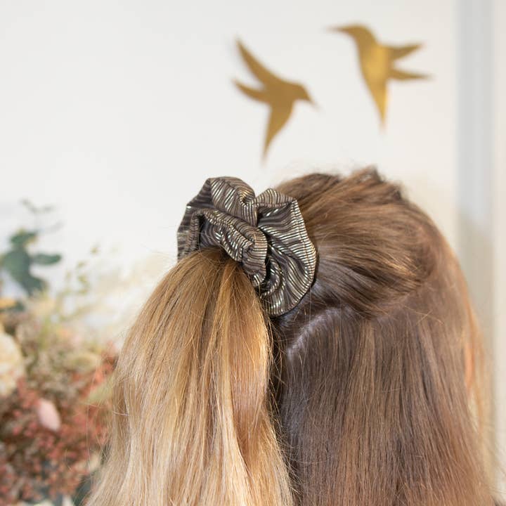 BRONZEFARBENES GESTREIFTES CRUNCHOUCHOUCHOUCHOUCHOUCHOU für den Großhandel von Laure Derrey