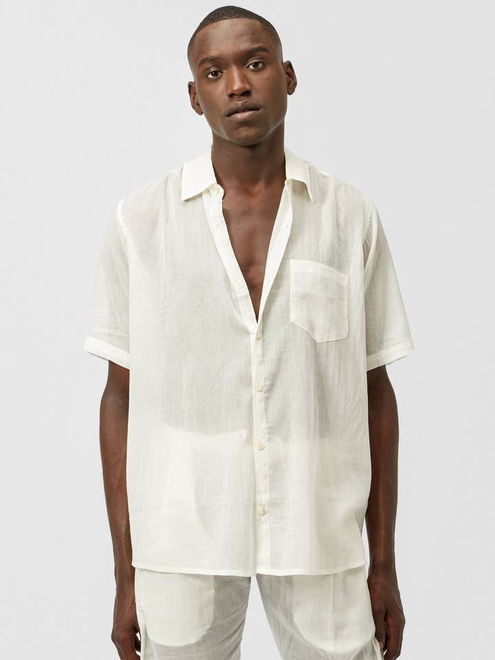 UNVERZICHTBARES KURZARMHEMD IN NATURFARBEN für den Großhandel von C.R.T.D