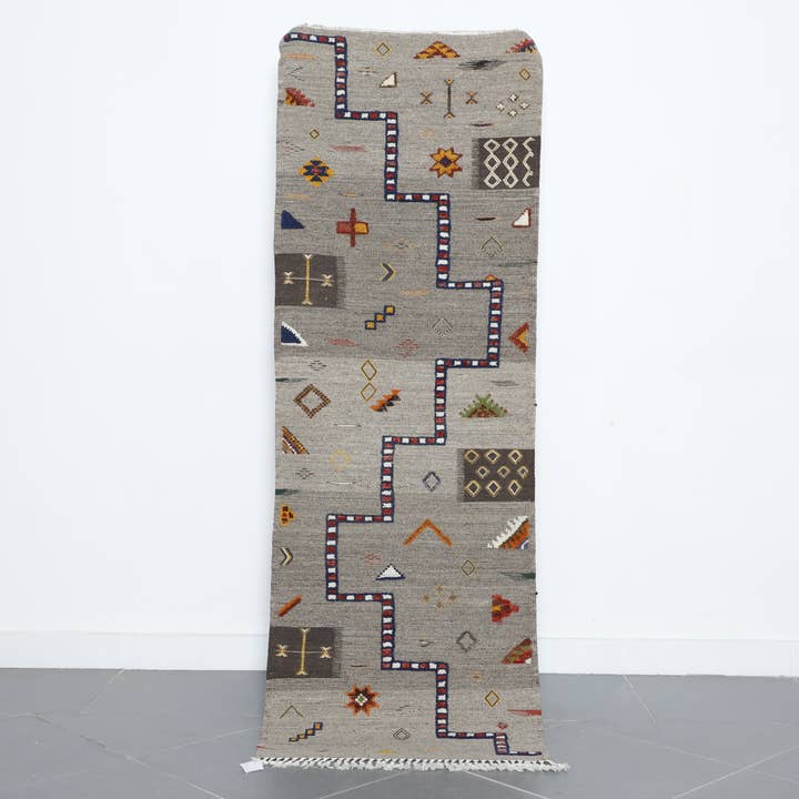 Corredor Kilim Minimalista – Tapete de Lã Cinzento com Símbolos Berberes por atacado de MUSMUSRUGS