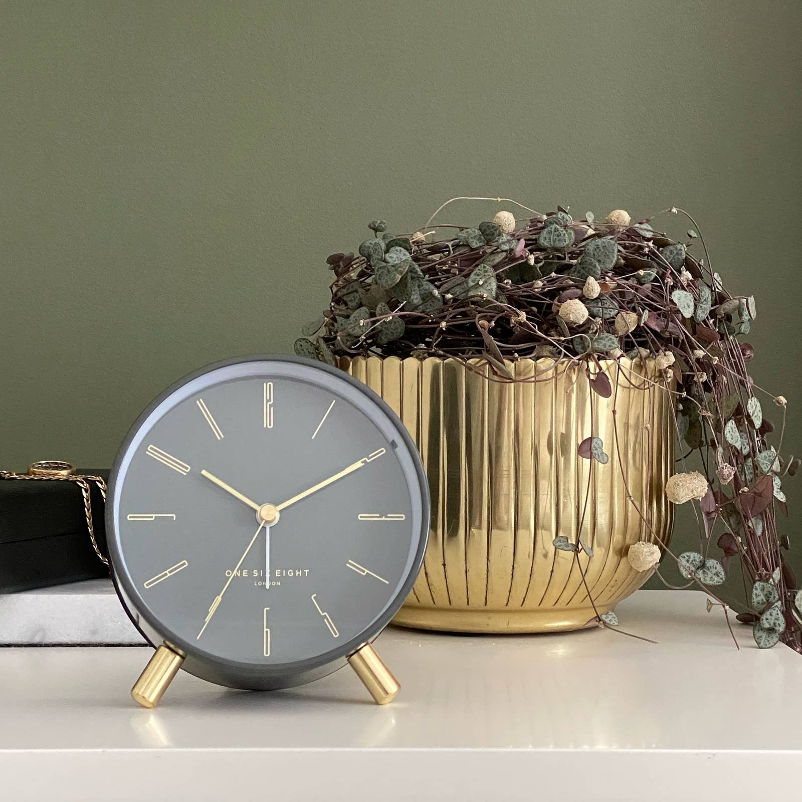 One Six Eight London by PS Home and Living – Engroshandel Vækkeur – Maya Trækul Grå Silent vækkeur5