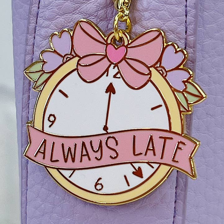 Pendentif Émail Toujours en Retard | Plaqué Or pour la vente par The HoneyBShop