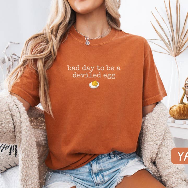 Glaime – Großhandel T-Shirt (Grafikdruck) – Damen – Schlechter Tag, ein gefülltes Ei zu sein Komfortfarben Shirt & Pullover1