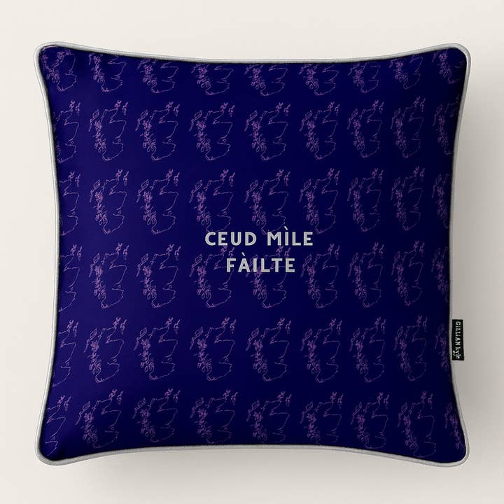 Coussin Ceud Mìle Fàilte pour la vente par Gillian Kyle