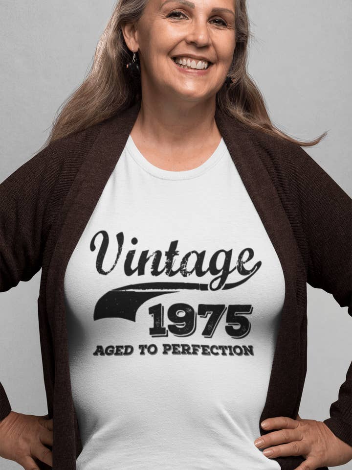 Vintage Aged To Perfection 1975, bianca, T-shirt girocollo a manica corta da donna, maglietta regalo 00344 per la vendita all'ingrosso da parte di ULTRABASIC