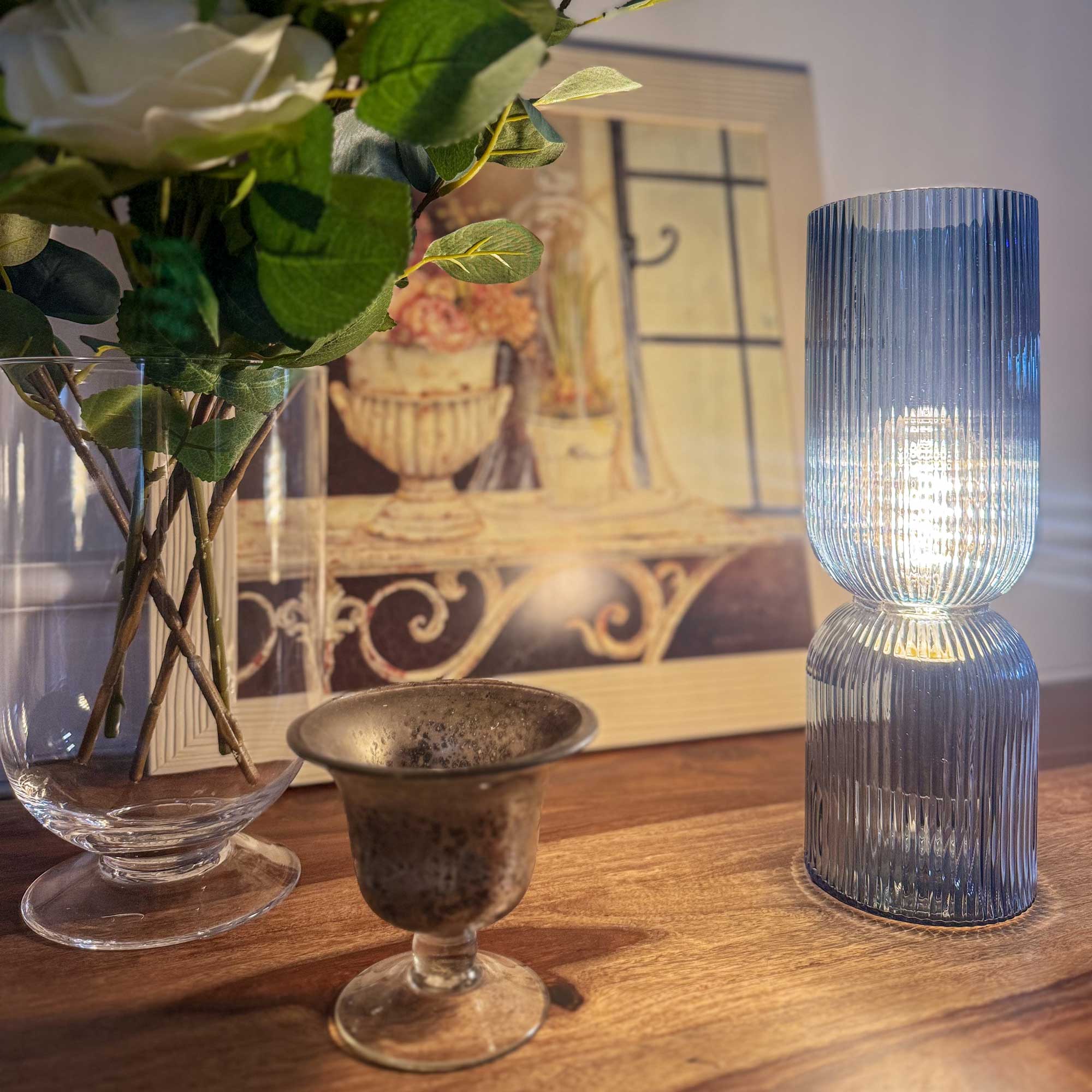 C-Création – Großhandel Stehlampen – Charmy farbige Tischlampe aus geriffeltem Glas25