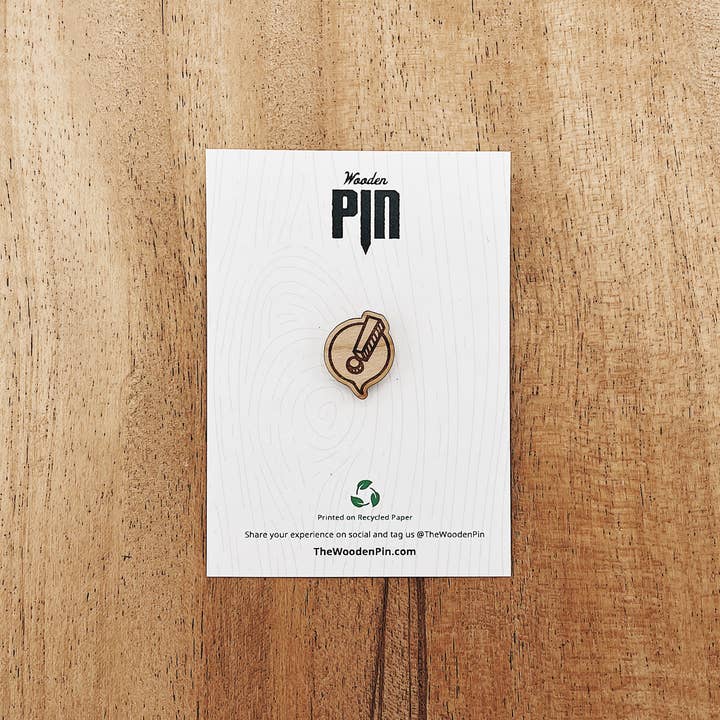 The Wooden Pin – wholesale Nål och knapp för kavajslag – Mini utropstecken Emoji trästift