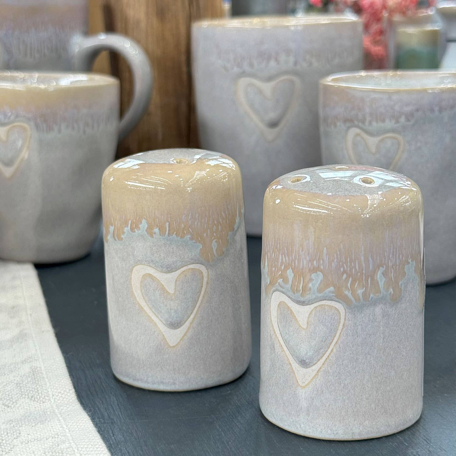 Mea-Living - Wholesale Salt & Pepper Shaker Set - Stoneware Salt and Pepper Shaker Set "Heart" pink4