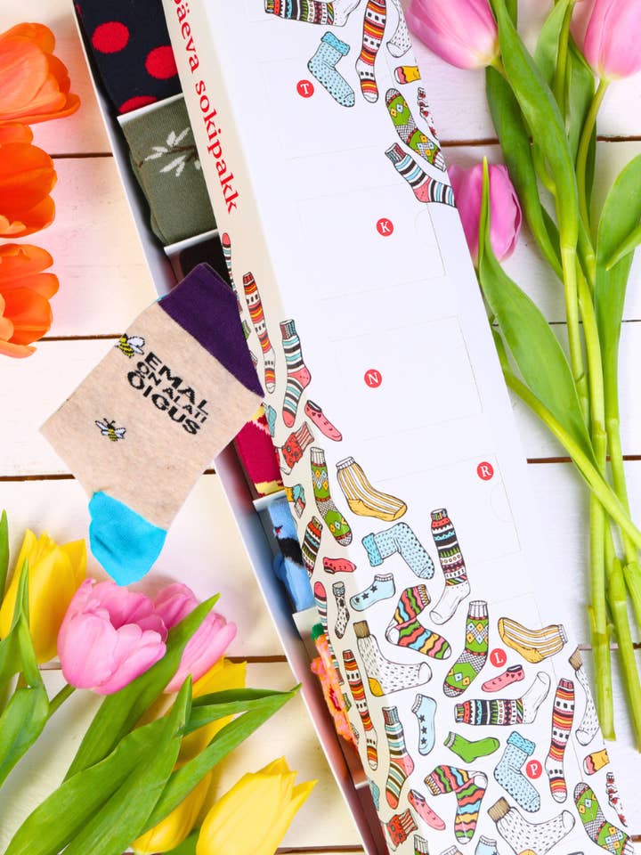 EMAL ON ÕIGUS Mors dags overraskelsesæske med 7 par s... for engroshandel hos Sokisahtel I BestSockDrawer