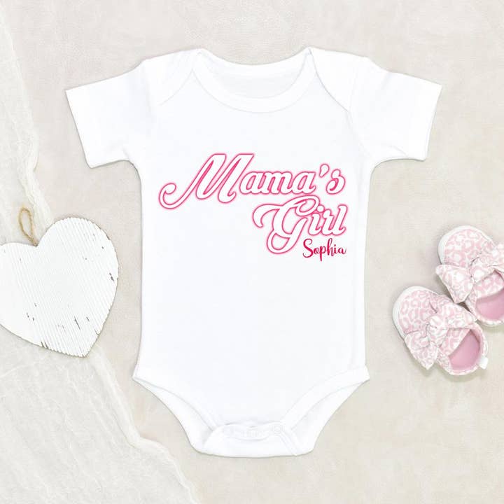 Muttertag Baby Girl Onesie — Mamas Girl Onesie — Mama's Girl Onesie — Personalisierter Baby-Einteiler für den Großhandel von NewBabyWishes
