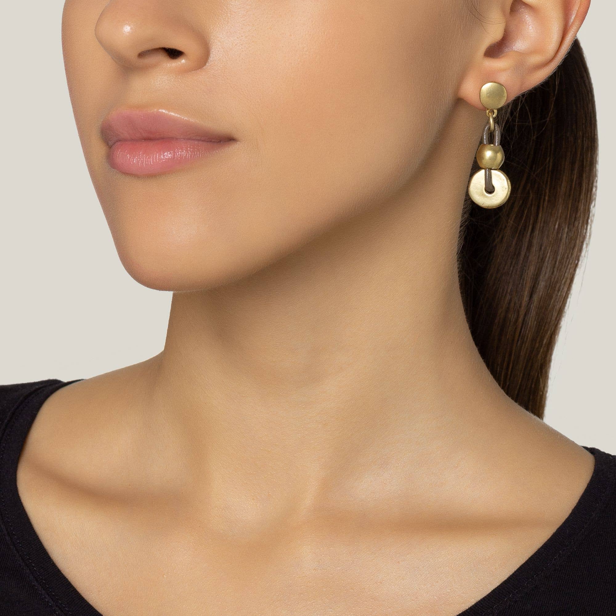 Gloria Mago – Großhandel Ohrhänger – Ohrringe aus goldbraunem Leder „Basic“1