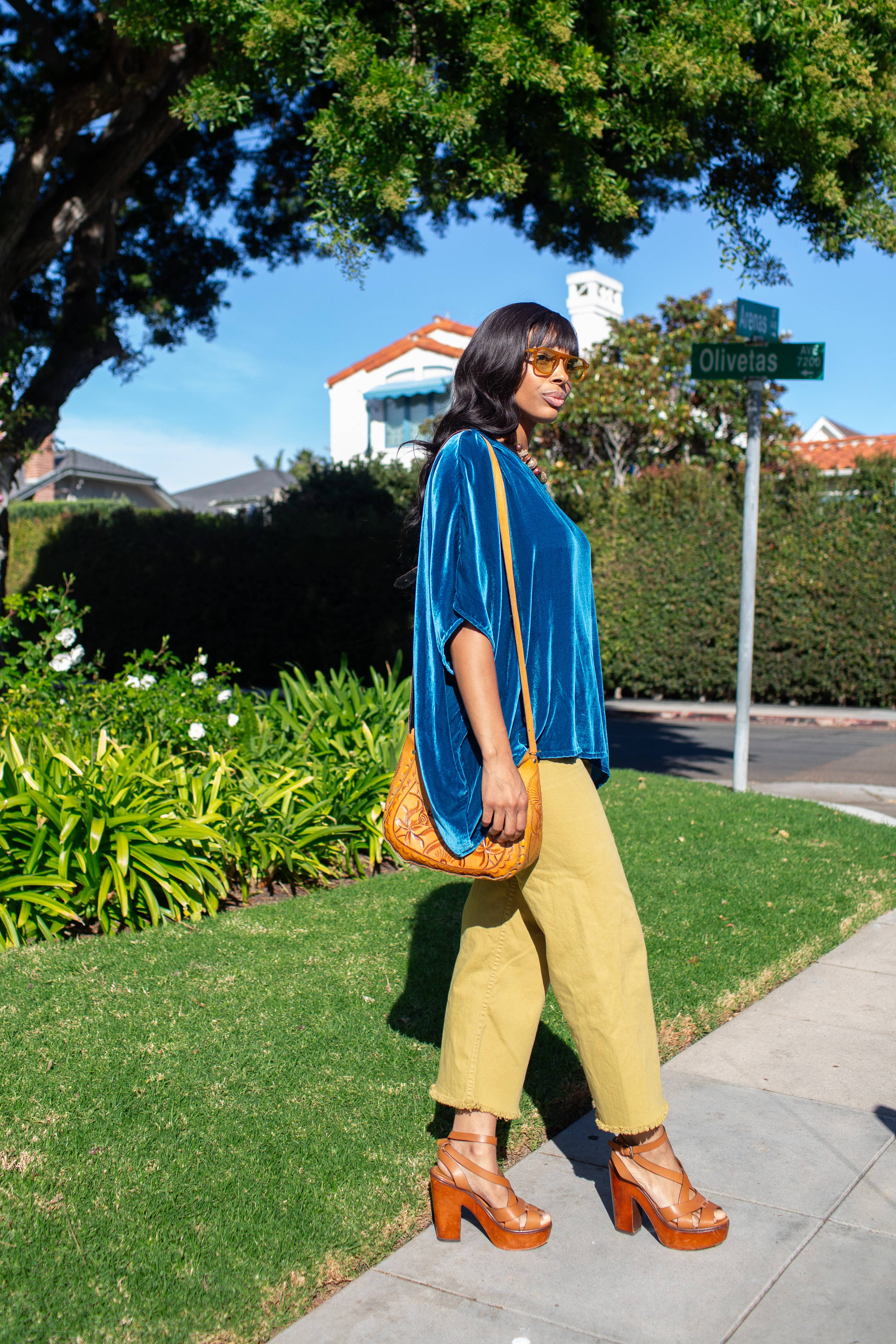 Jennafer Grace – Großhandel Bluse – Damen – Halstuch aus Samt mit Pfauenmuster4