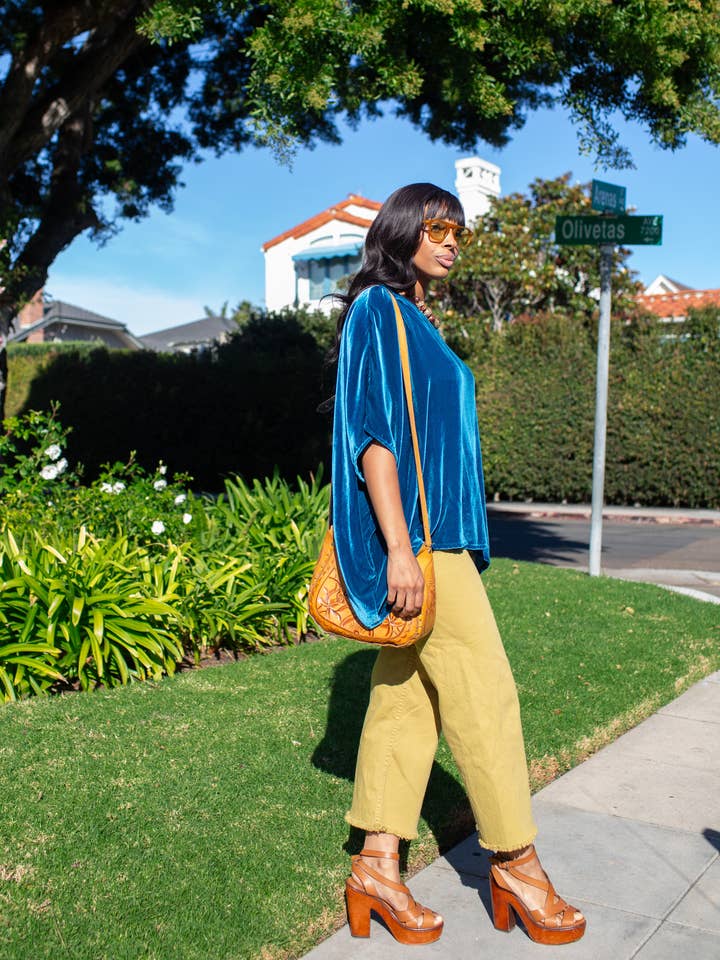 Jennafer Grace – Großhandel Bluse – Damen – Halstuch aus Samt mit Pfauenmuster4