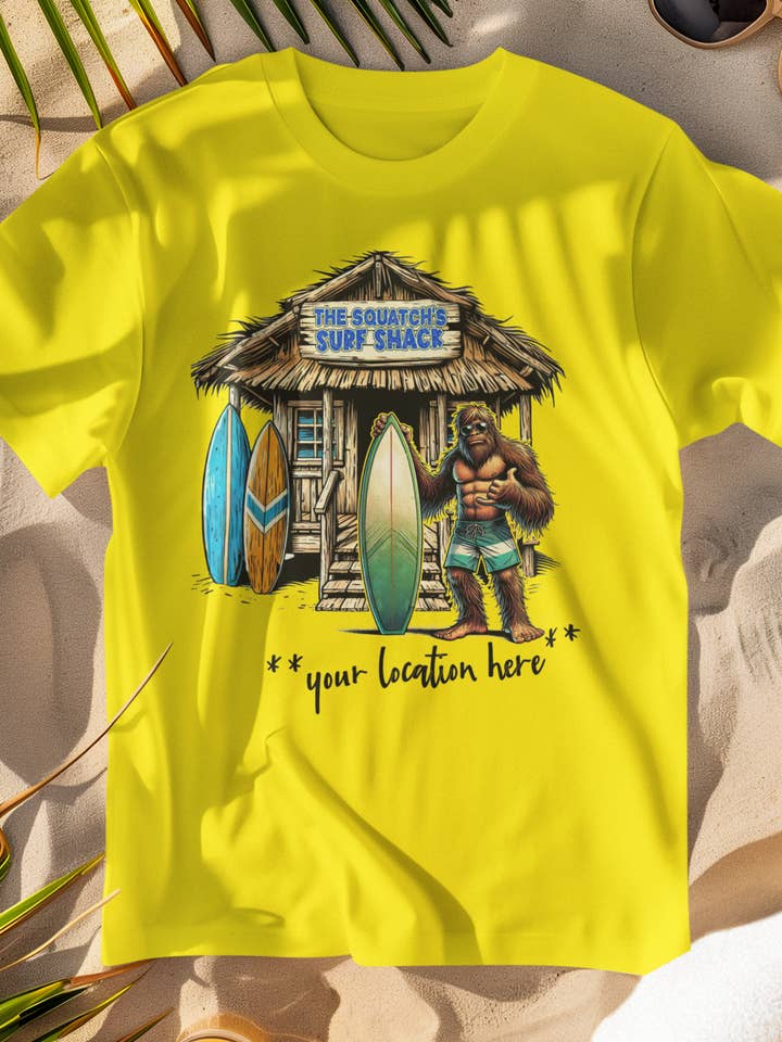 Squatchin’ Country – Großhandel T-Shirt (Grafikdruck) – Unisex – Bigfoot Surf Shack T-Shirt (blau oder gelb) anpassbar10