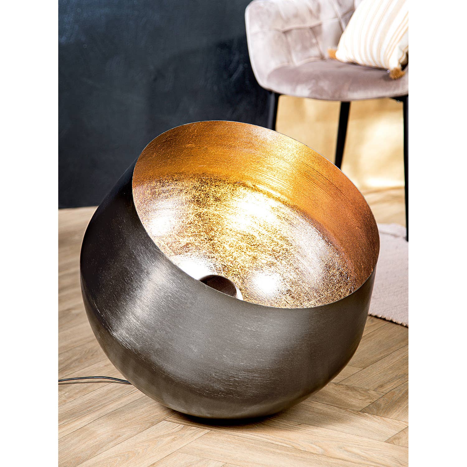 Gilde Handwerk Macrander GmbH & Co. KG – Großhandel Akzent-/Schreibtischleuchte – Metall Bodenlampe silberfarben "Meteo" D. 50 cm1