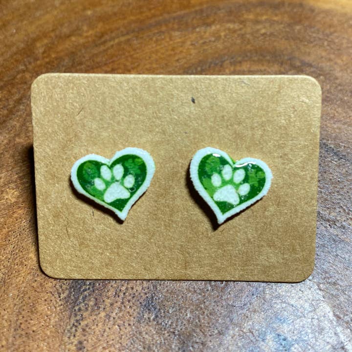 Boucles d'oreilles en forme de cœur à imprimé patte et houblon pour la vente par GeekyBeerGal