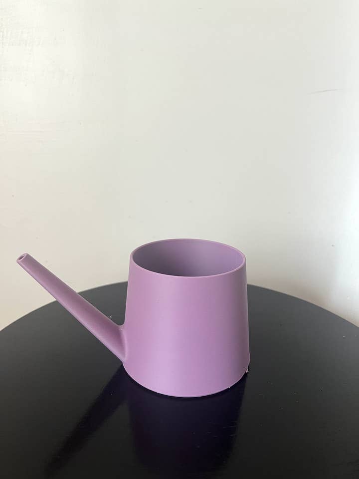 Petit arrosoir noir pour la vente par Prairie City Printing Co.