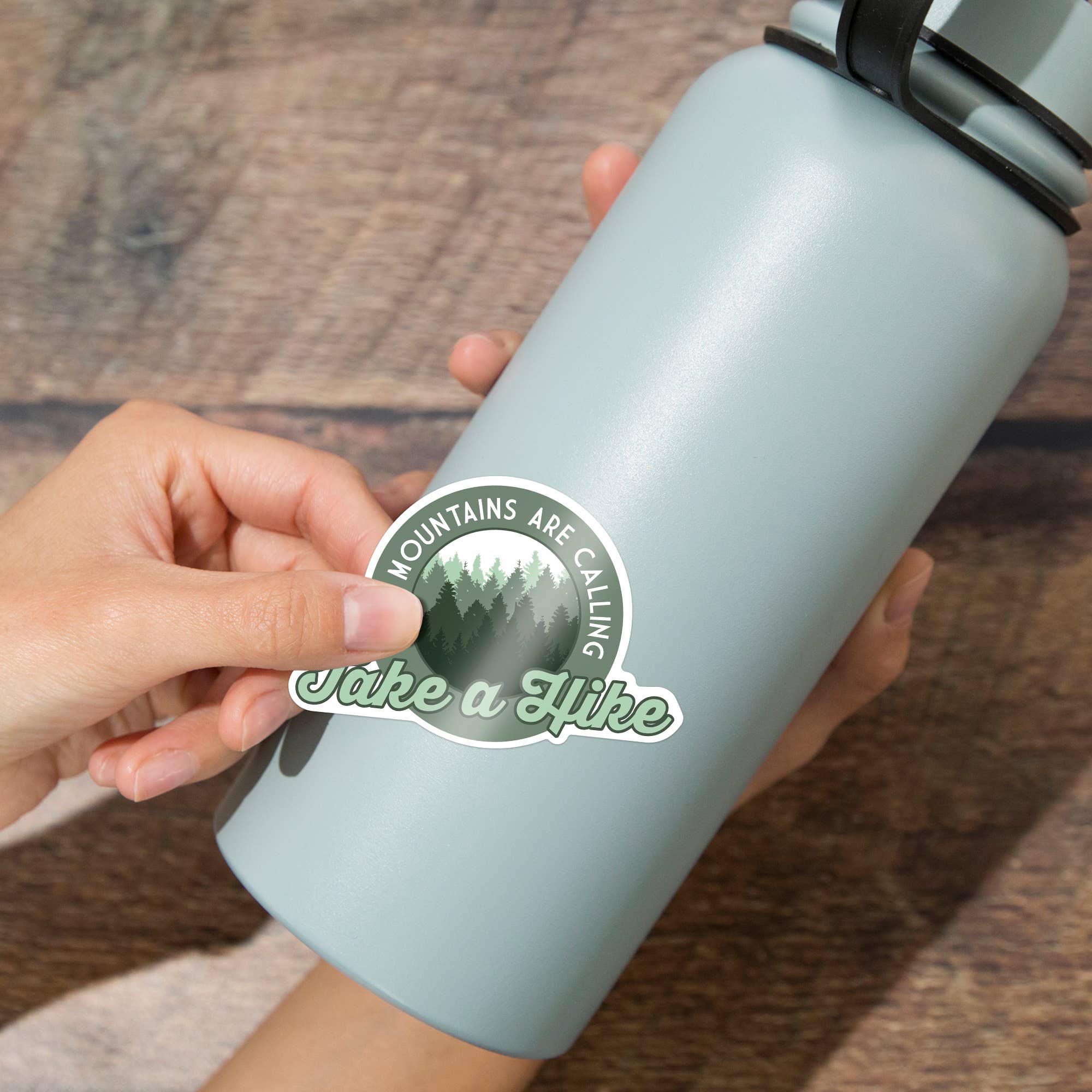 Lantern Press - Vendita all'ingrosso Adesivo - ADESIVI La montagna chiama, fai un'escursione1