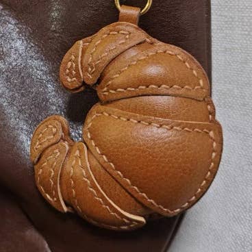 Ciondoli per Borsa a Forma di Croissant in Pelle a Grana Fatta a Mano per la vendita all'ingrosso da parte di Sook Stainable