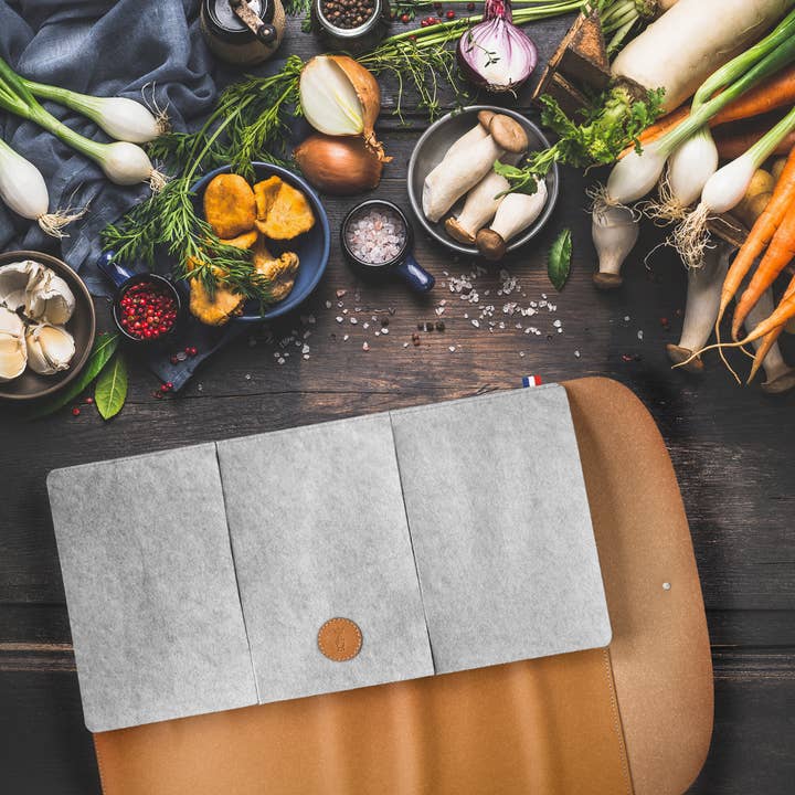 Opinel - Wholesale Knife Storage - 8-Piece Knife Roll Made in France Collection3