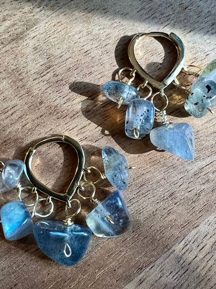 Piccoli orecchini a cerchio in oro con pietre di labradorite per la vendita all'ingrosso da parte di Rising Dawn Boutique
