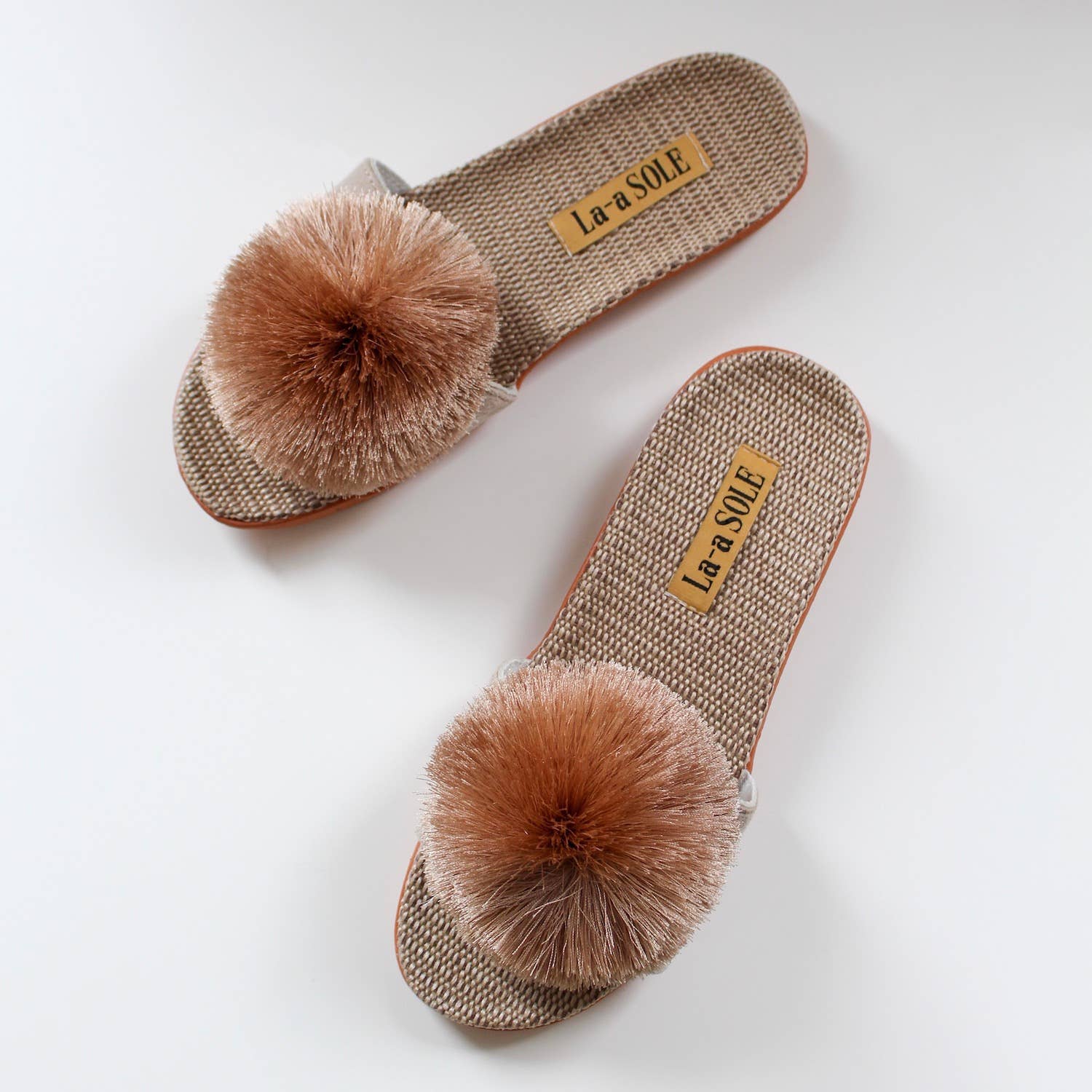 La-a SOLE - Vente Claquettes – femme - Slides Pom Pom – Champagne | Sandales d'été à enfiler pour femmes3