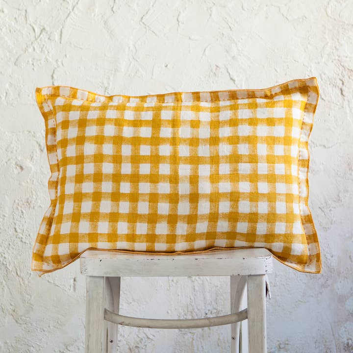 Coussin vichy moutarde 45 x 65 cm pour la vente par Mahe Homeware