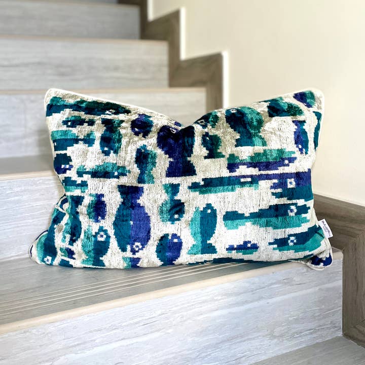 Coussin velours Ikat Shoal | Housse de coussin velours Ikat Shoal pour la vente par Mila∞Miro by Emelie