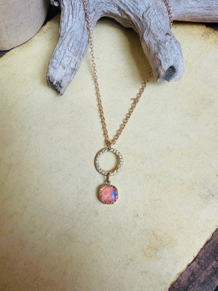 Cristal doré martelé-rose blush pour la vente par Scooples Jewelry