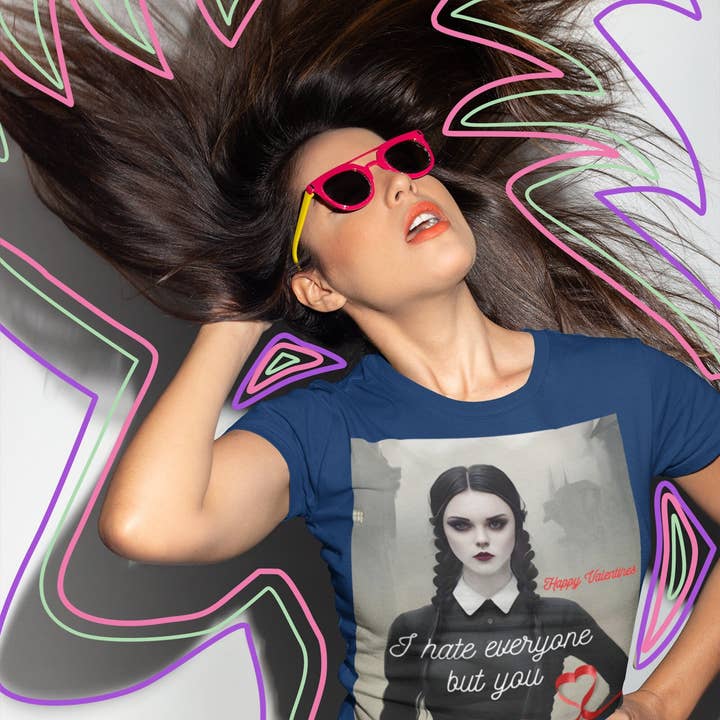 Wednesday Addams T-shirt Embrace The Dark Charm Addams Character Tv Show-skjorte Addams-familie med yndlingskaraktertryk er en fantastisk gave for engroshandel hos Victorholistics