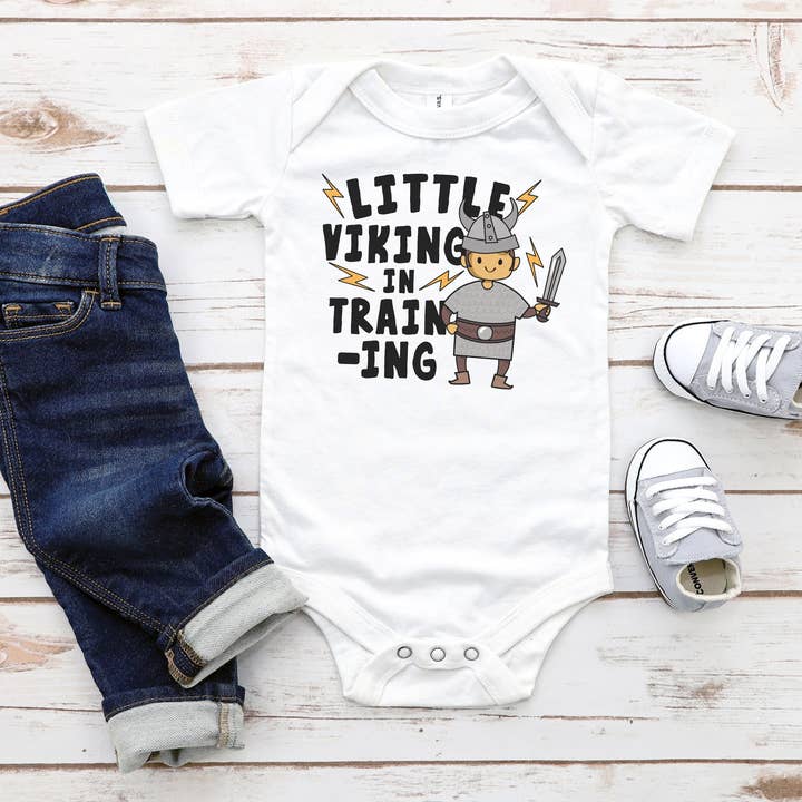 Lille Viking I Træning Baby Bodysuit for engroshandel hos Itsy Bitsy Bella Co