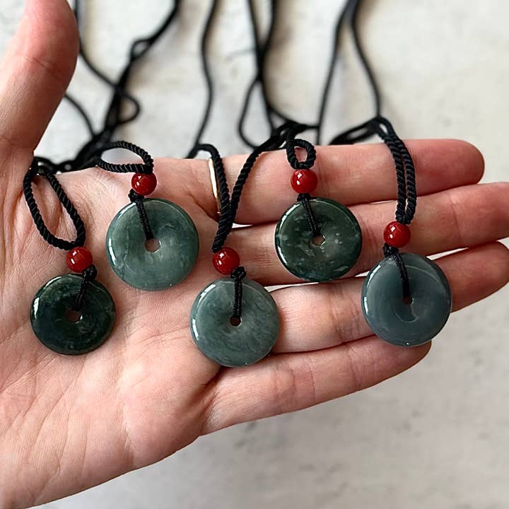 Pebble House – Engroshandel Halskæde med vedhæng – Guatemalansk jadevedhæng i donutform med krystaller og sten2