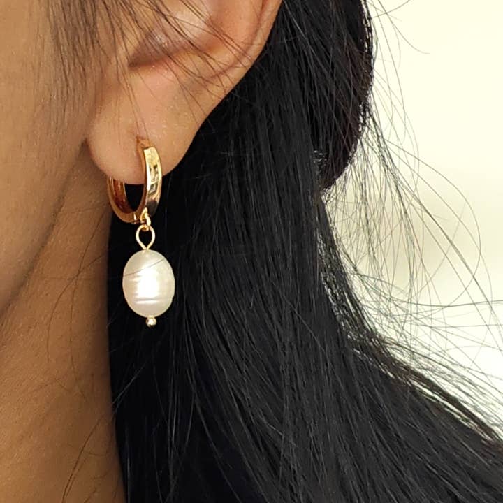 Vachana - Wholesale Hoop Earrings - Natural Pearl Huggie Hoop Earrings2