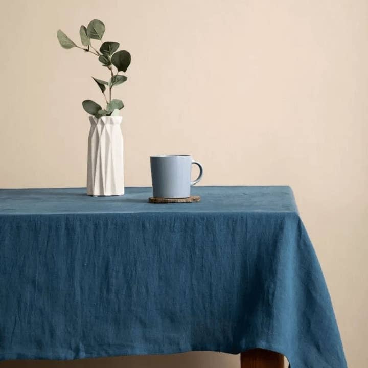 Tischdecke in Pfauenblau | Reines Leinen | Leinen-Baumwoll-Mix | Weich | Handgefertigt | Anpassbare Größen | Anpassbare Formen für den Großhandel von The Tangerine Store