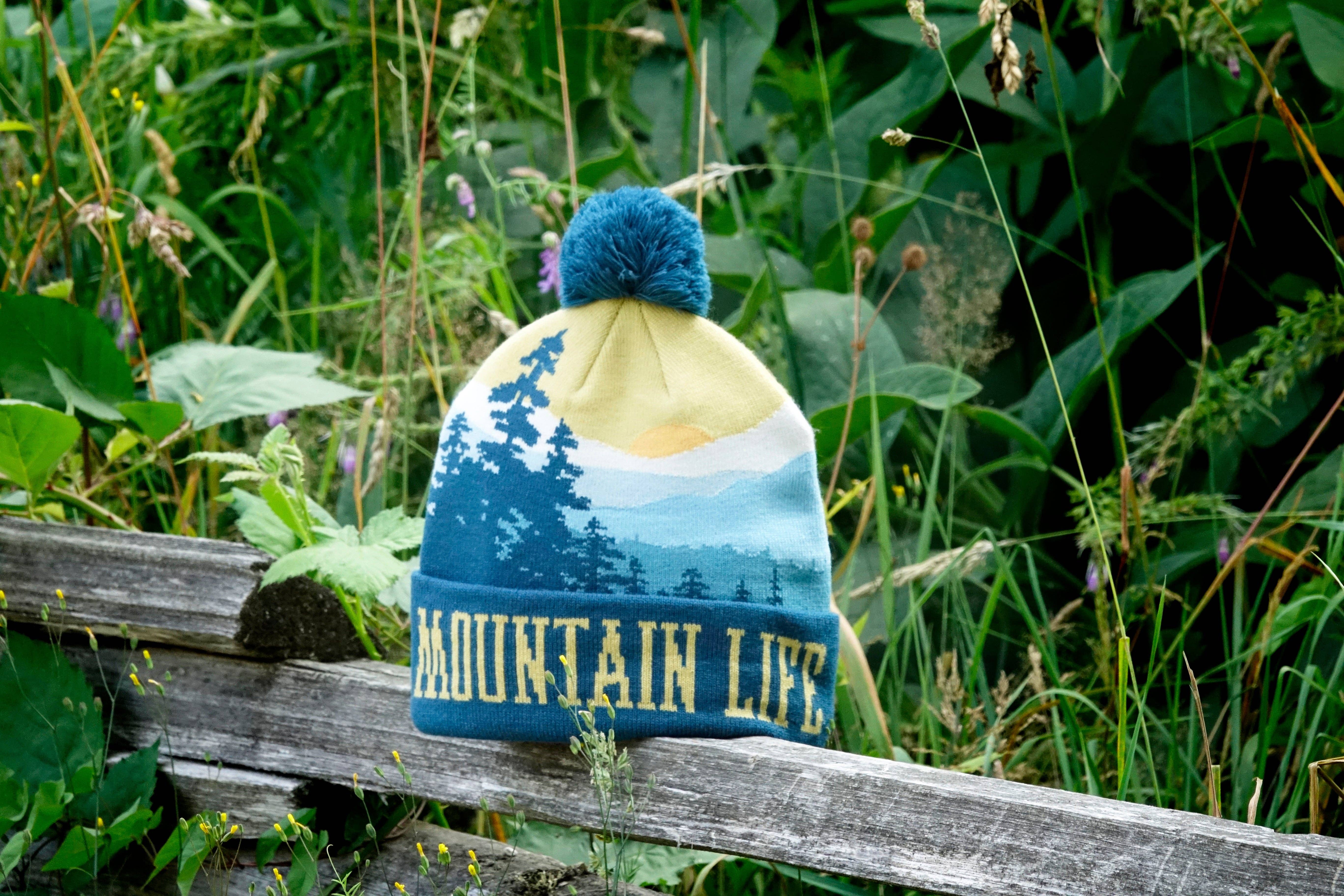 Northern Icons Creations INC – Engroshandel Beanie - Unisex – Mountain Life Strikket Beanie Pom Pom Vinterhat til Vandring Camping Udendørs Eventyr2