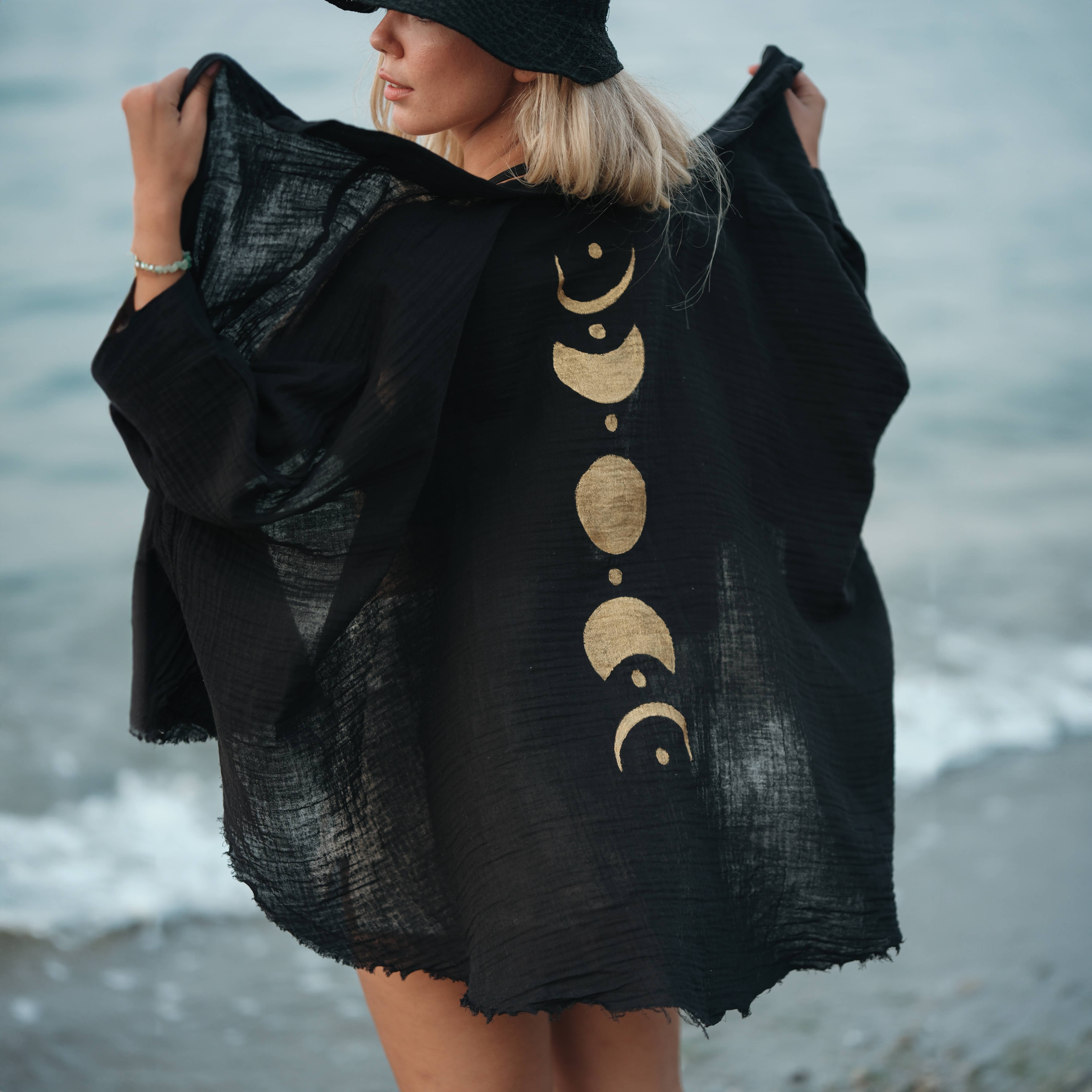 Moa - Vente Kimono – femme - Kimono en mousseline noire et or à phases lunaires, robe / poncho8