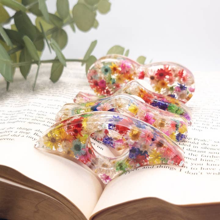 Porte-pages de livre floral, épandeur de pages avec pouce en forme de fleur pour la vente par Botanically Bookish